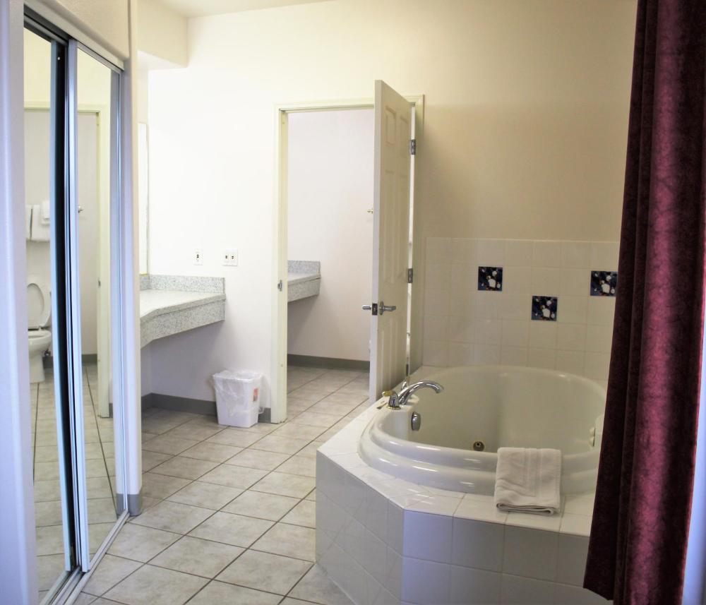 Deluxe Queen Suite interior